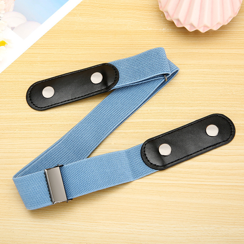 女性の隠れたズボンには、傷のない怠け者のベルトがあります。