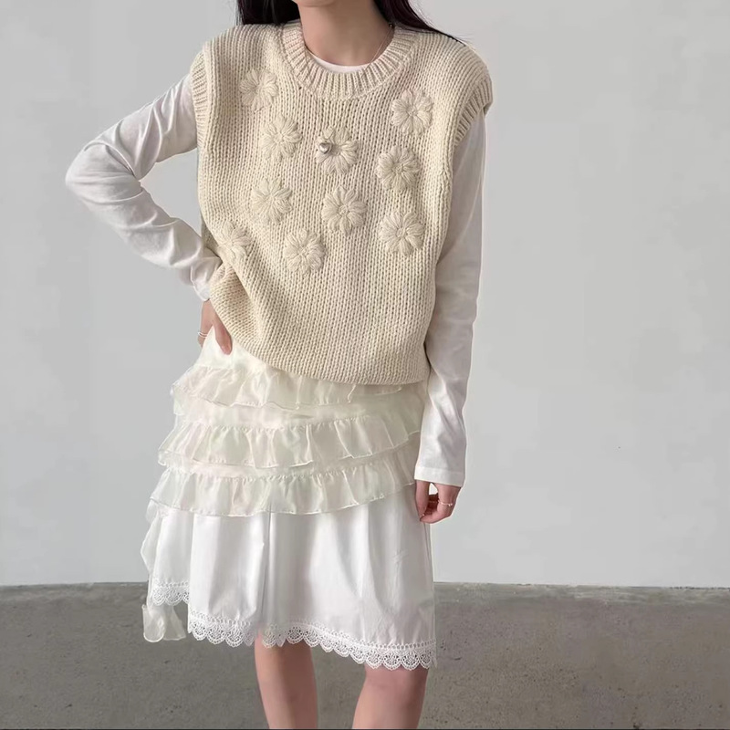 Spring new Korean-style gentle and elegant 3D round-neck crochet knit loose vest top in milky apricot color Spring new Korean-style gentle and elegant 3D round-neck crochet knit loose vest top in milky apricot color