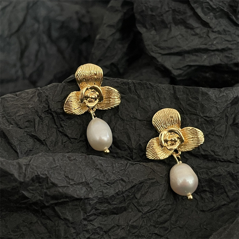 1 Pair Vintage Style Flower Plating Metal Drop Earrings display picture 3