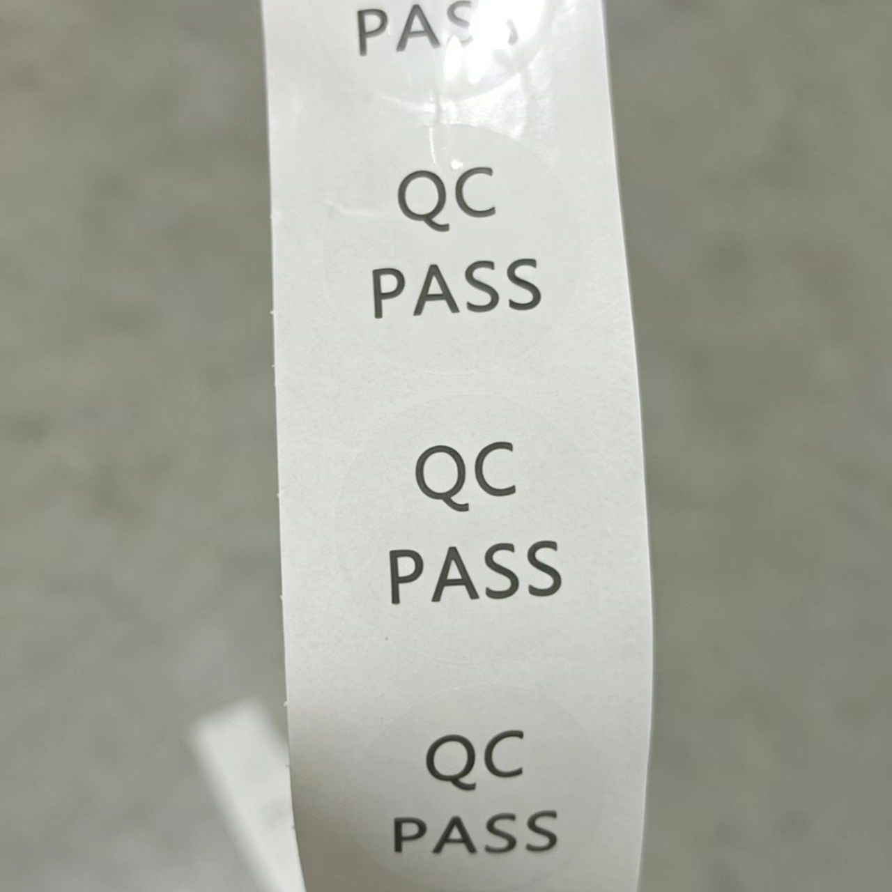 qc etiketi şeffaf kaliteli rulo halinde paketlenmiş yuvarlak etiket qcpass etiketi yuvarlak lazer kalite kontrol etiketi QC lazer etiketi