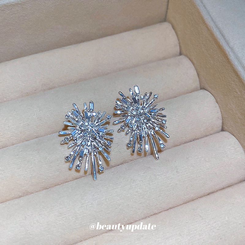 Pendientes de fuegos artificiales de diamantes transfronterizos con aguja de plata Pendientes de todo fósforo de nicho para mujeres Pendientes de temperamento de moda Lujo ligero Sentido de alta gama