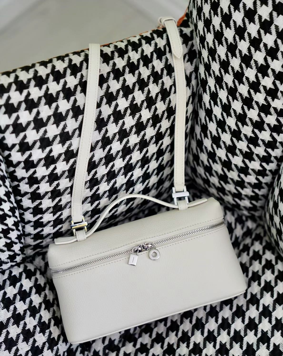 Pure white [hardware without letters]]