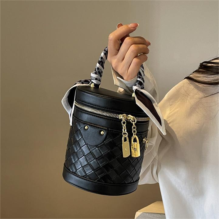 Nicho tejido de alta sensación bolso de mano mujer 2024 verano nuevo estilo versátil bolso de tendencia bolso de balde de explosión