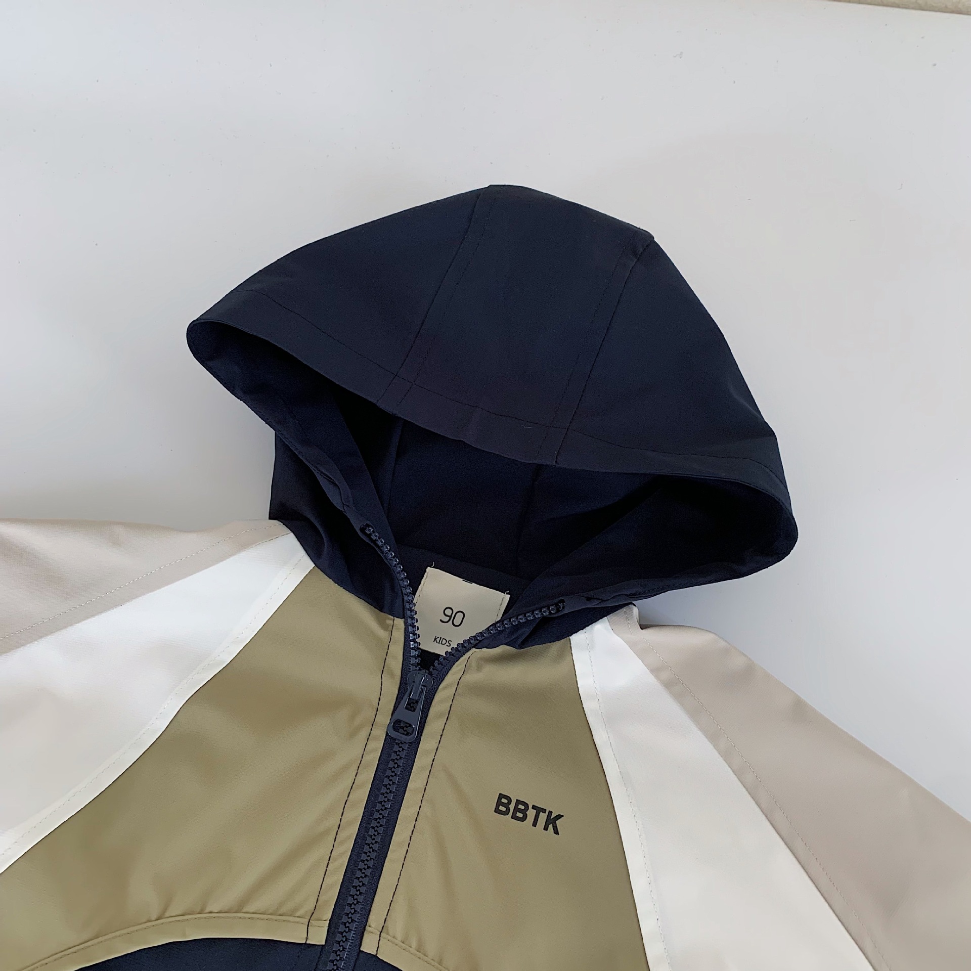 Mai Bao ropa para niños 2025 otoño nuevo estilo chaqueta para niños niños y niñas a juego con capucha ropa de primavera y otoño ropa de bebé marea