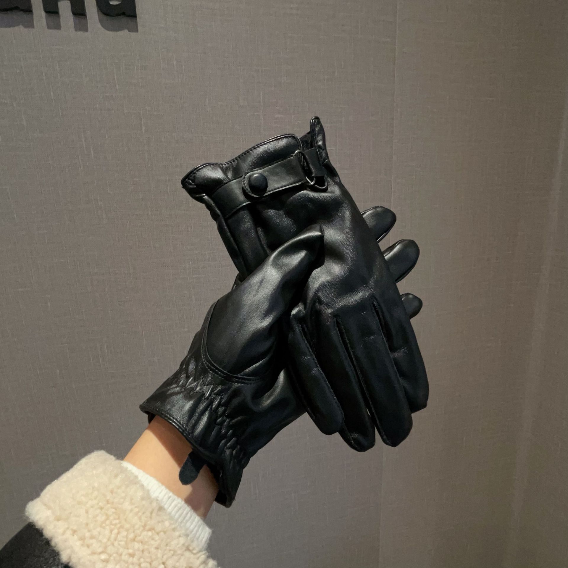 Fünf-Finger-Voll-Touchscreen-PU-Lederhandschuhe Damen Winter-Samt-Handschuhe aus kleinem duftendem Windperlenprotein-Leder_voghion.com