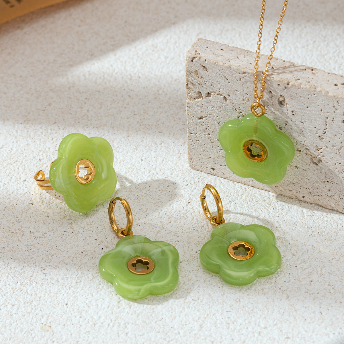 Tiana primavera y verano pequeña cadena de clavícula fresca dulce colgante de flor de moda nicho alta sensación joyería de mujer al por mayor
