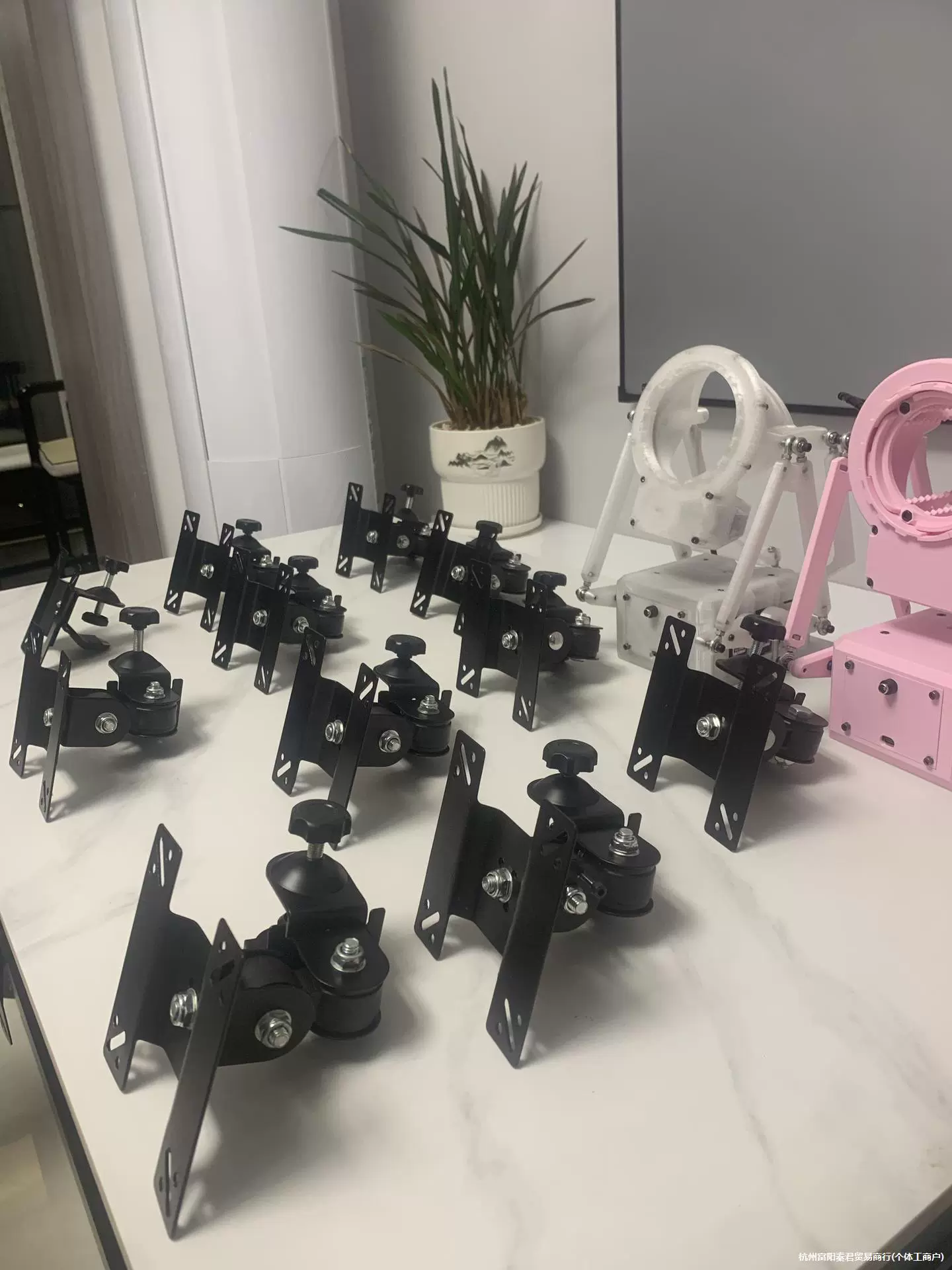 sr6, osr2/универсальный, фиксированный кронштейн, регулируется по повороту влево и вправо вверх и вниз.