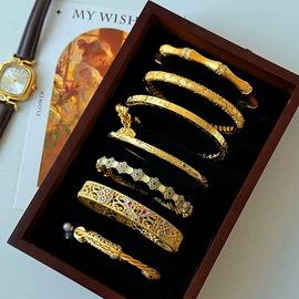 项链;耳环;手链