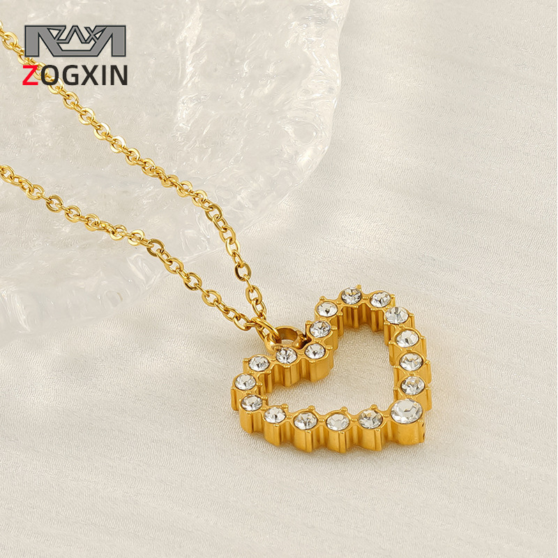 Nuevo collar de amor de acero inoxidable de lujo ligero europeo y americano, moda universal, colgante de oro en forma de corazón, cadena de clavícula para mujeres