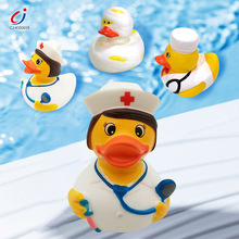 跨境PVC搪胶护士鸭子儿童创意洗澡玩具鸭子宝宝戏水大黄鸭