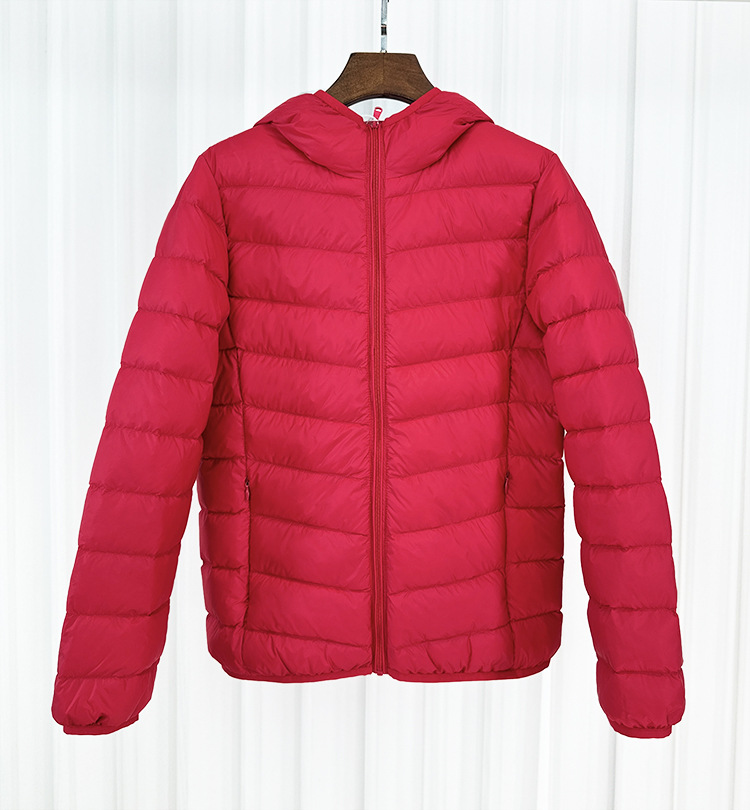 Chaqueta de plumón ligera para mujeres otoño y invierno 2025 nueva chaqueta de plumón de costillas con capuchón corto conveniente para almacenar chaqueta pequeña