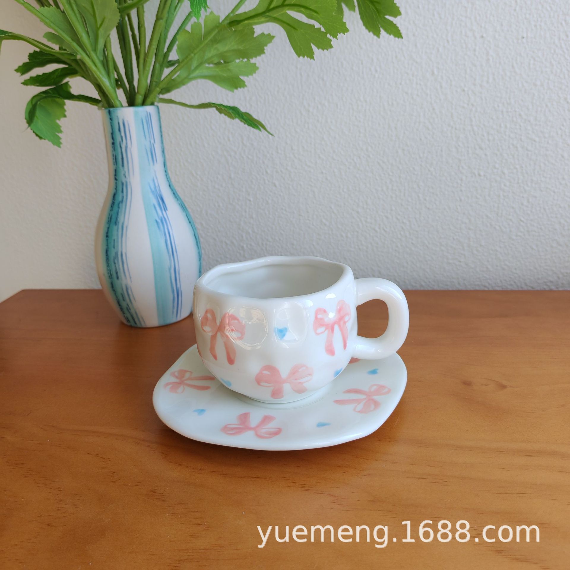 Taza de café de cerámica navideña irregular, linda taza con diseño de flores y corazones pintados a mano, juego de taza y platillo para té de la tarde