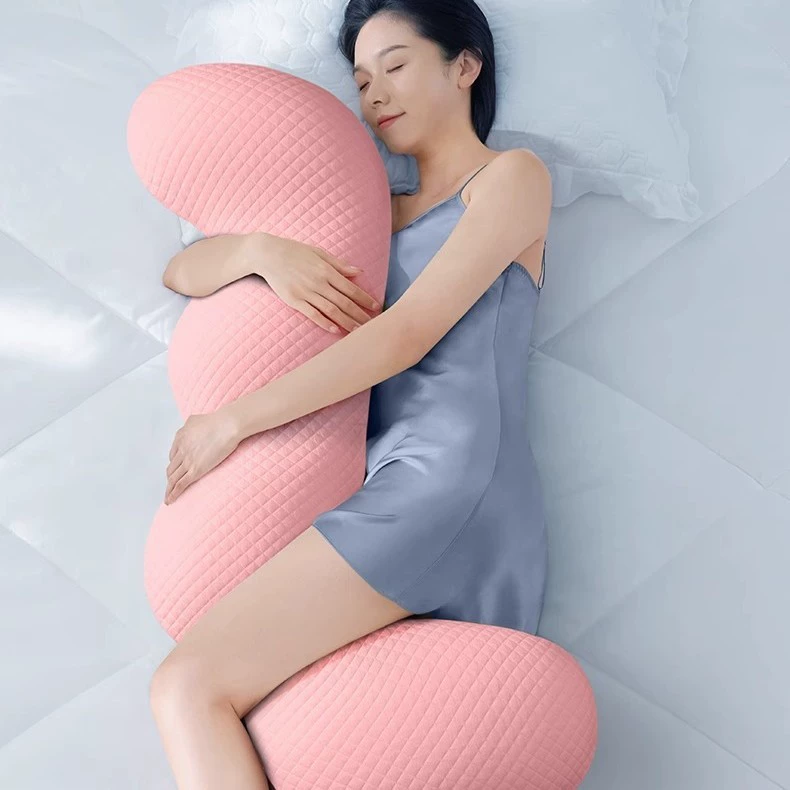 Длинная большая подушка для сна на кровати