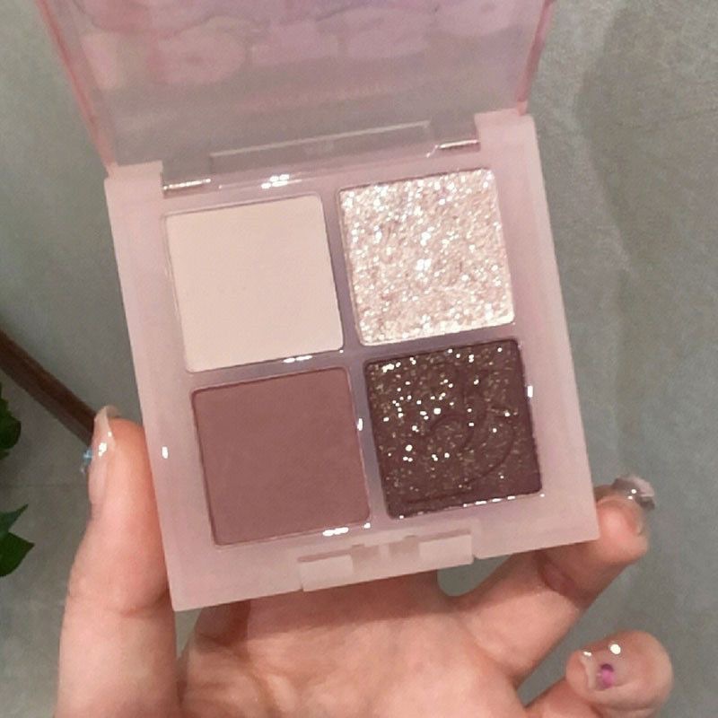 Frambuesa dulce de baja saturación ~ Paleta de sombra de ojos de cuatro colores Strawberry Bear Viajando diario Brownie gris té marrón púrpura