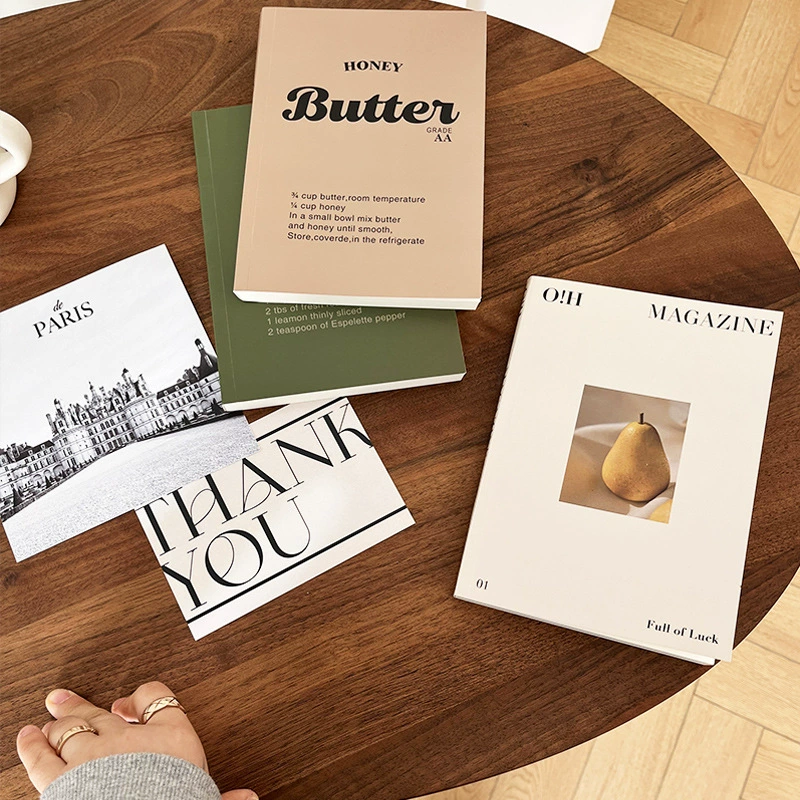 Английская внутренняя страница журнала о моде книга настоящая книга модель украшения комнаты в домашнем мягком наряде Украшение Рабочего Стола фото реквизит