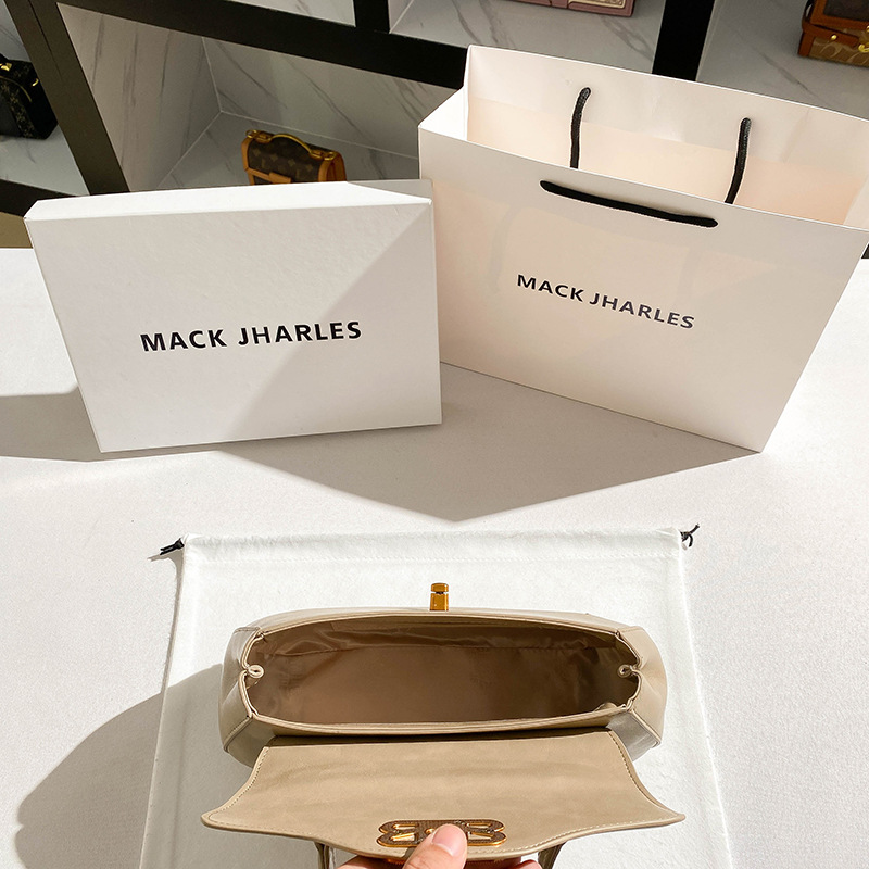 Una bolsa de silla de lujo ligera de nicho 2024 nueva bolsa de mano retro de alta calidad al por mayor