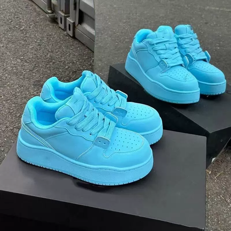 Светло-голубые кроссовки для мужчин и женщин 2025 новые хлебные ботинки на толстой подошве