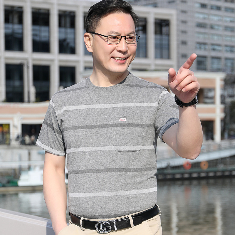 2024 nueva camiseta de manga corta para papá para hombres de 40 a 50 años de edad, de mediana edad y ancianos, seda de hielo, cuello redondo, rayas para hombres al por mayor