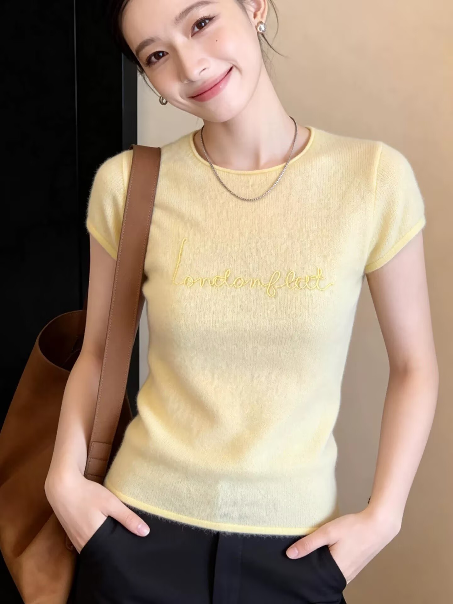 Áo thun nữ tay lửng thêu hoa chất liệu len lụa mát mẻ — màu vàng