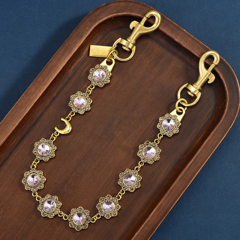 The Sparkling Diamond Flower Keychain Uses Diamonds as Light and Flowers as Shapes to Unlock Every Little Bit of Luck in Life