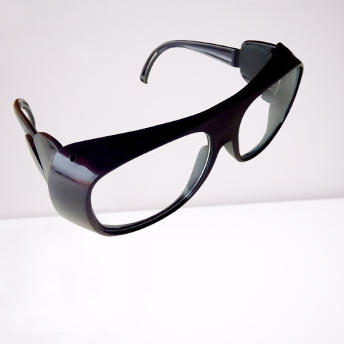 2010透明黑灰电焊眼镜防火花飞溅强光太阳飞尘弧形劳保玻璃护目镜