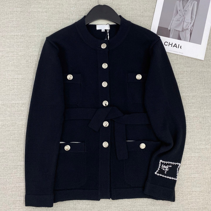 High-End Version of Ch's New Autumn/Winter 25 Collection: Knitted Round-Neck Cardigan with Logo Hardware Button Decoration and Waist Tie Design High-End Version of Ch's New Autumn/Winter 25 Collection: Knitted Round-Neck Cardigan with Logo Hardware Button Decoration and Waist Tie Design
