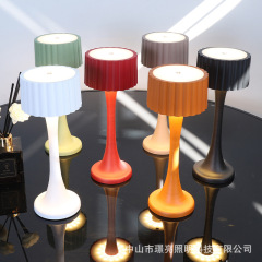 Led充電電気スタンド寝室のベッドの上の小さな夜のライトは、創造的なデスクトップの雰囲気ランプの新しい目のレトロなテーブルランプに触れます