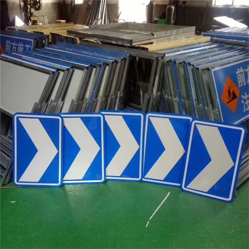 帮手描述图：交通标志牌地下车库停车场道路坡道箭头指示导向诱导