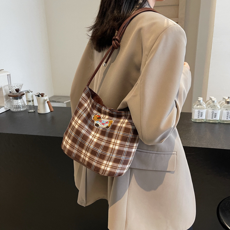 Otoño y invierno bolsos de mujer 2024 nuevo estilo retro cuadrado de moda ocio de gran capacidad de transporte de hombro bolso de cubo de moda