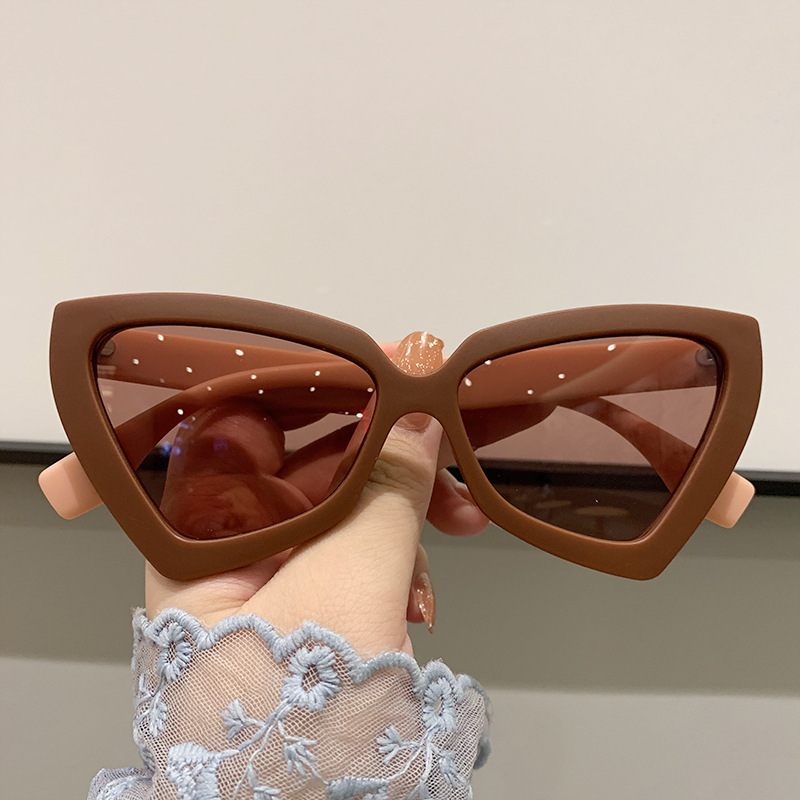 Occhiali da sole triangolari retrò per donna e uomo neri_voghion.com