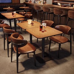 レトロなカフェテーブルと椅子の組み合わせ無垢材ベーカリーケーキショップチェアパブB&Bデザートミルクティーショップダイニングテーブルと椅子