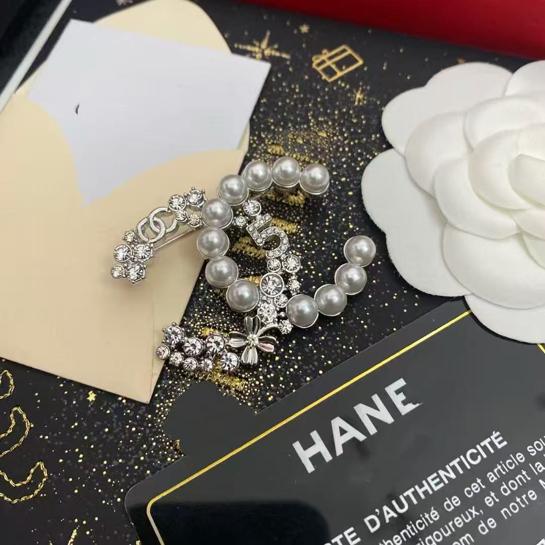 Classic Chanel-Style High-End Gold-Plated Brooch, Fashionable Retro Star Ocean Personality Trend, Sweet and Cool Heart Design