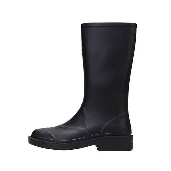 Fashionable high boots platform