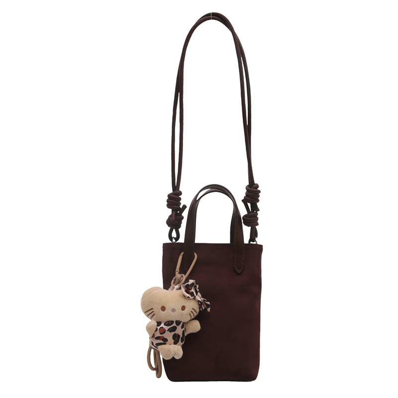 매달린 장식이 있는 커피 색상