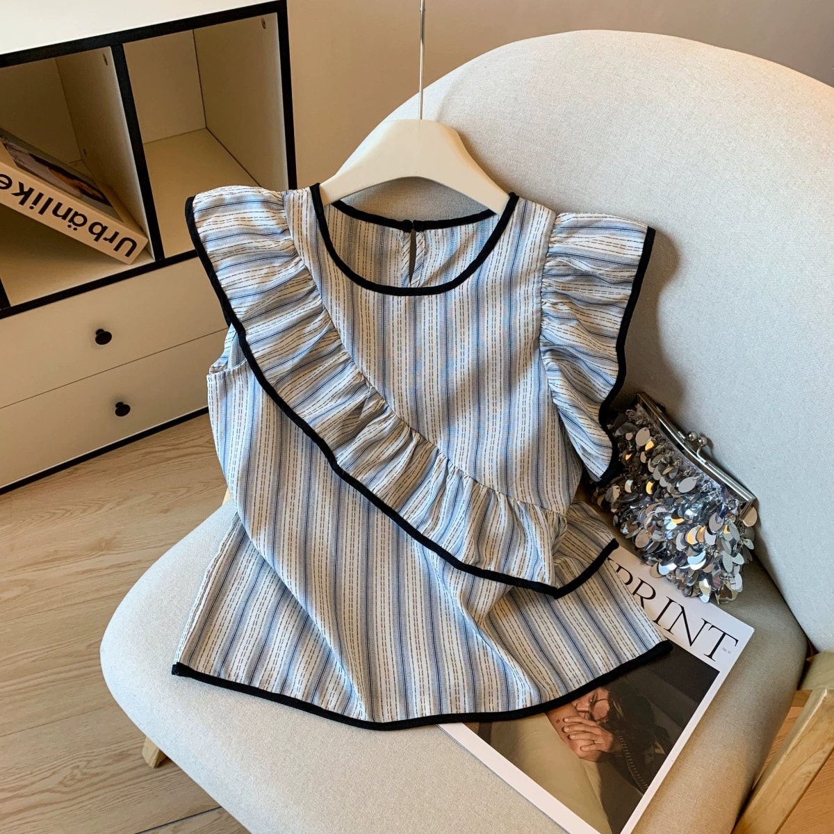 Женский топ с голубыми полосками, лоскутной отделкой, рюшами и рукавами-крылышками, летняя мода 2025 года, утягивающий, омолаживающий, закрывающий руки.