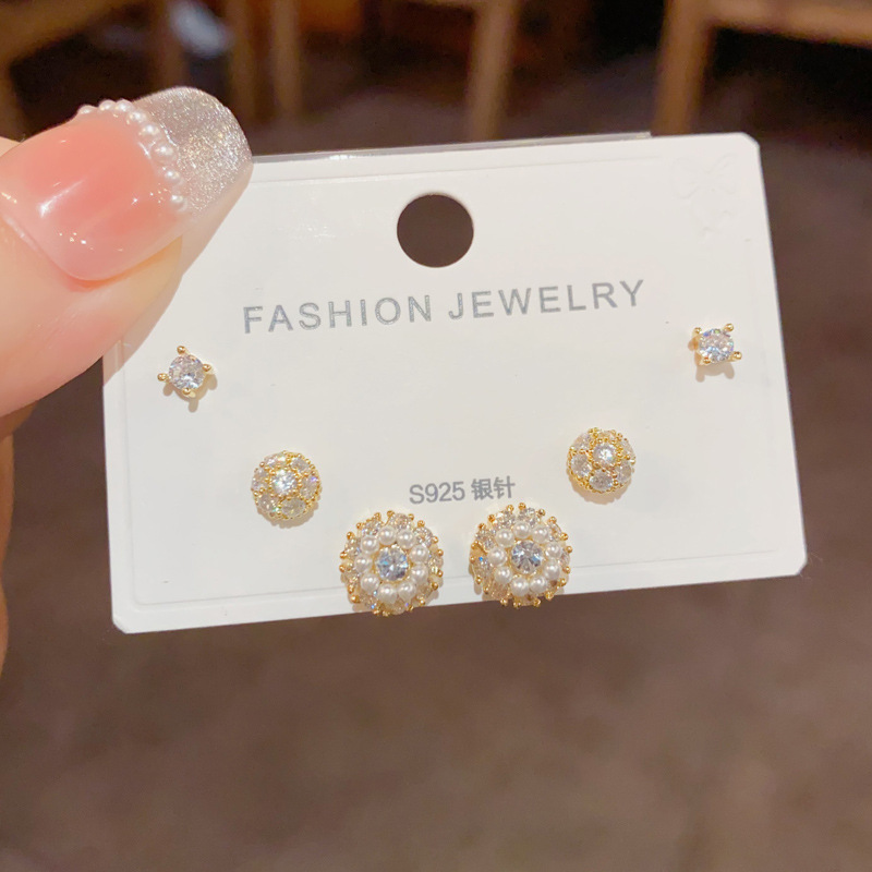 S925 aguja de plata micro incrustaciones de circón pendientes cortos pendientes de pelo corto japonés y coreano elegante todo-fósforo simple conjunto de tres piezas pendientes para las mujeres