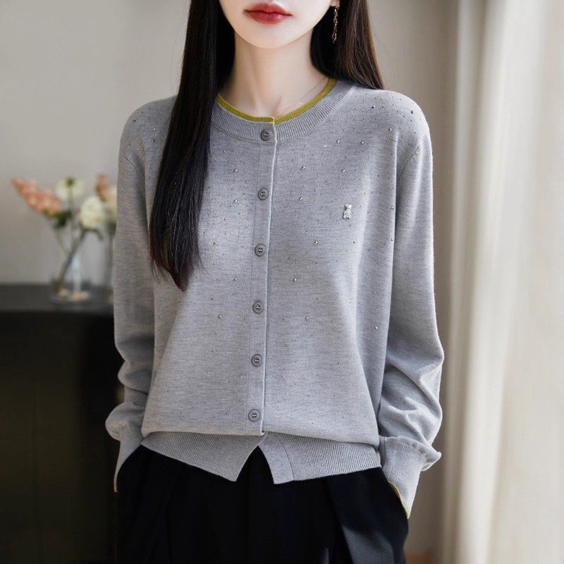 2025 otoño nueva camisa de punto de cuello redondo Cardigan de osos femeninos suéter de color suelto chaqueta delgada