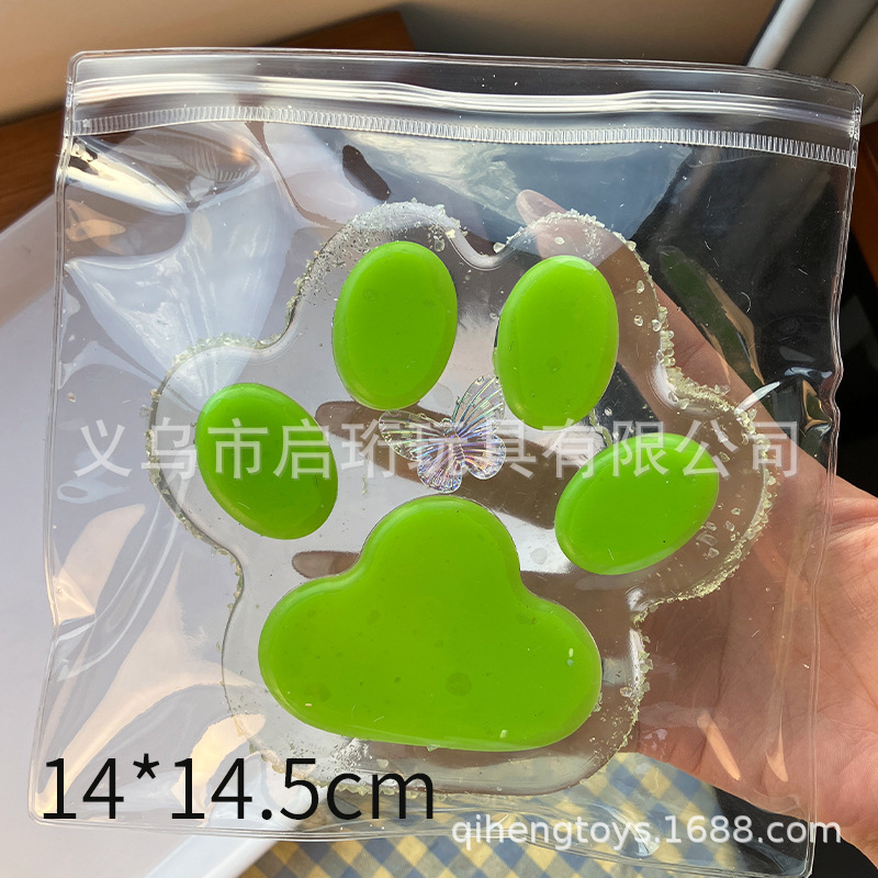 거대한 얼음처럼 짙은 녹색 고양이 발톱