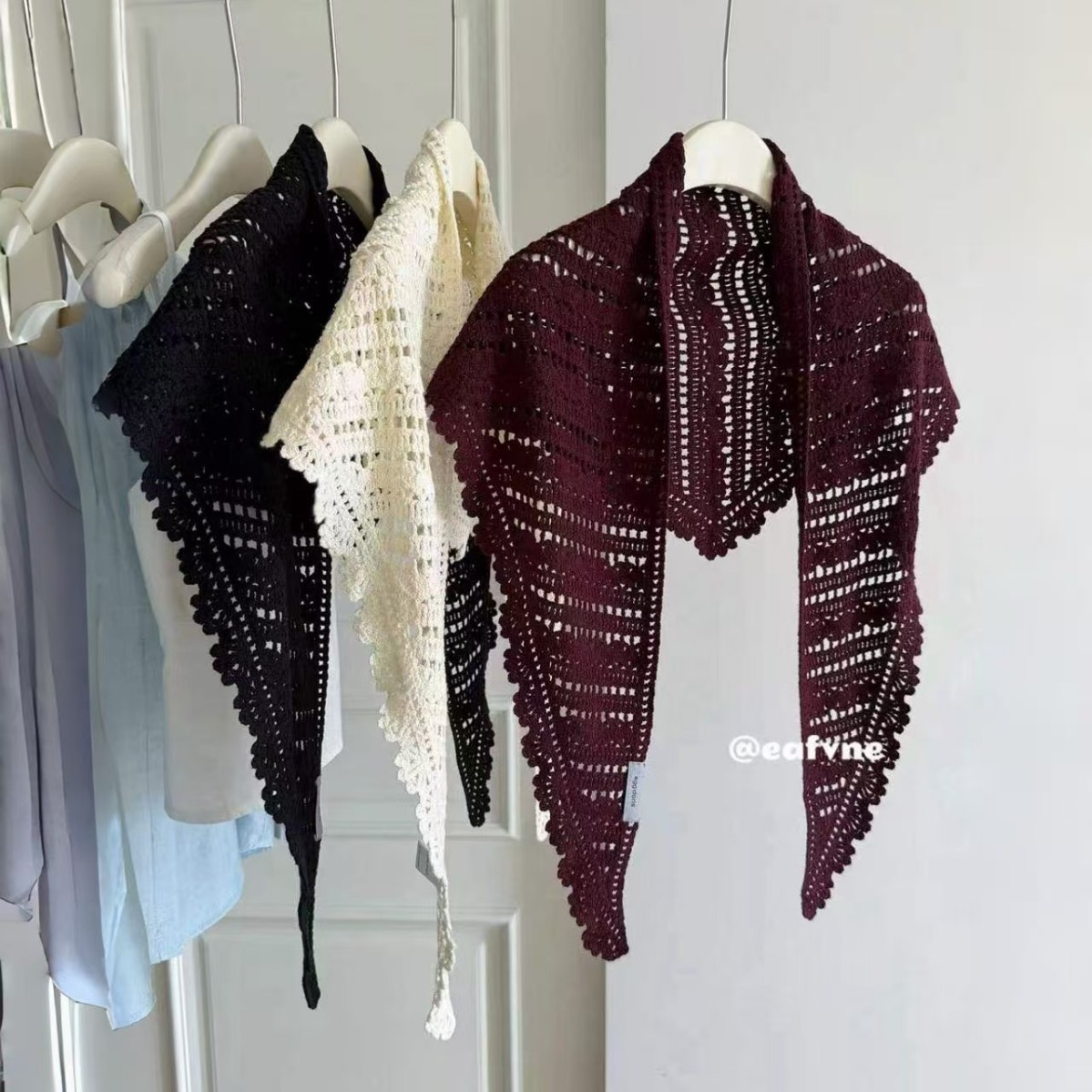Korean and Japanese minimalist high-end hollow crochet knitted shoulder wrap for autumn layering, stylish outer shawl with triangular scarf