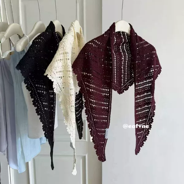 Korean and Japanese minimalist high-end hollow crochet knitted shoulder wrap for autumn layering, stylish outer shawl with triangular scarf