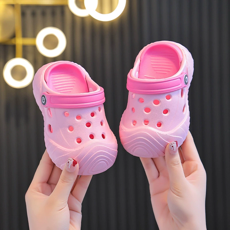 Детские сандалии, тапочки, мальчик, носящий нескользящие, чтобы наступить на фекалии летом