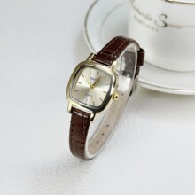 ŮʿƤ���ֱ�С������С�ڸ߼���Ů��ѧ��ʯӢʱ�о����ֱ�����