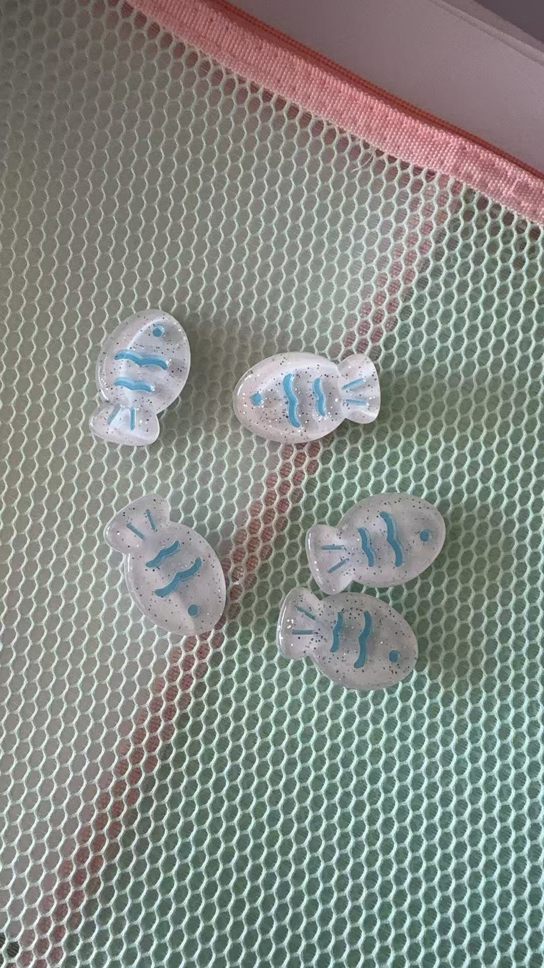 随机颜色小鱼夹子