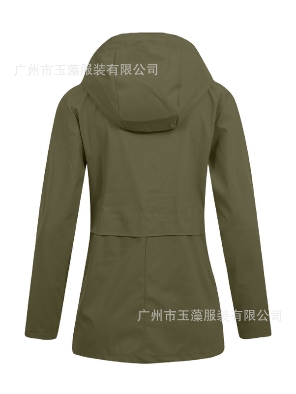女性の中の長いゆったりしたコートの突撃服のトレンチコート|undefined