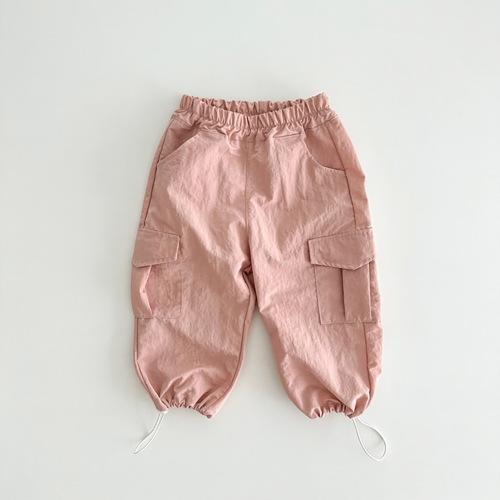 Korean version of Ins, Korean style workwear children's pants, fashionable solid white, trendy for boys and girls, babies, spring and autumn, outdoor photos.