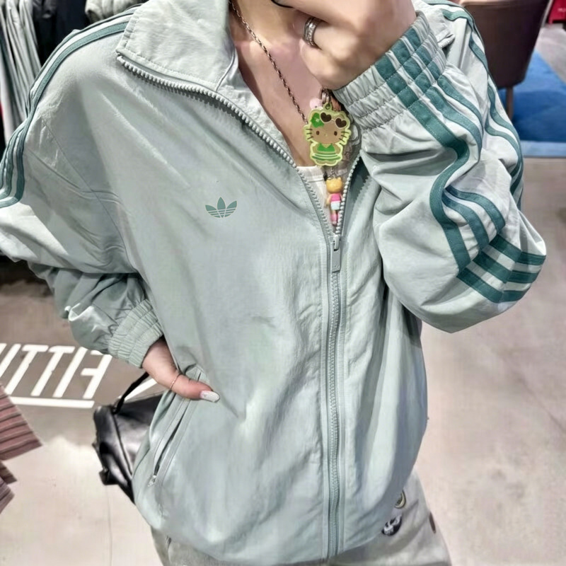 Clover Jacket for Men and Women, Autumn and Winter Embroidered Logo Three-Stripe Stand Collar Classic Sports Jacket Kq9497