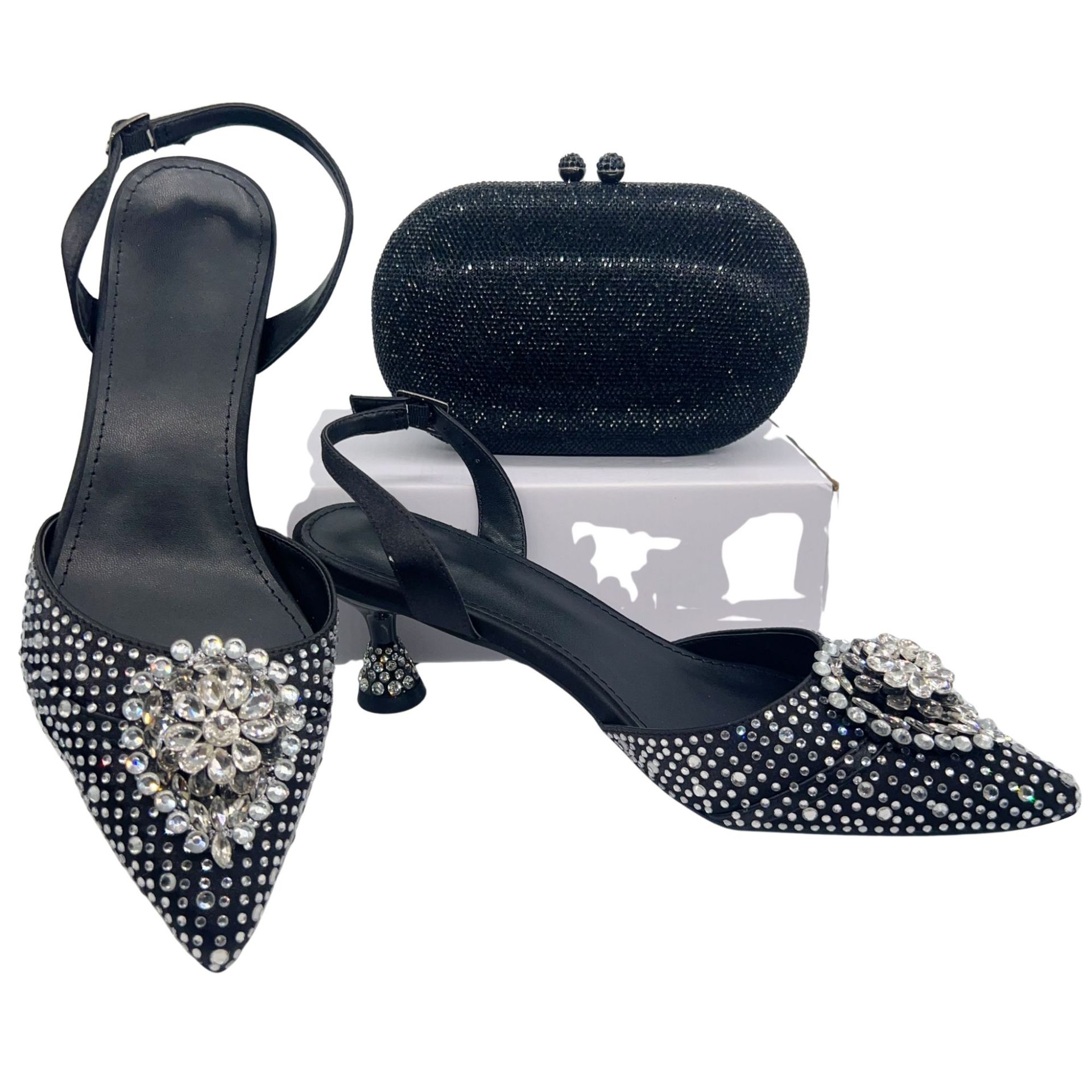 Selección estricta de zapatos de estilo italiano nuevos tacones delgados sandalias de bodas banquete de diamante puntuales zapatos de mujer