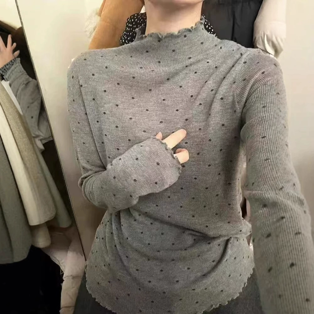 Xiao Xiangfeng в сером трикотажном свитере с точками