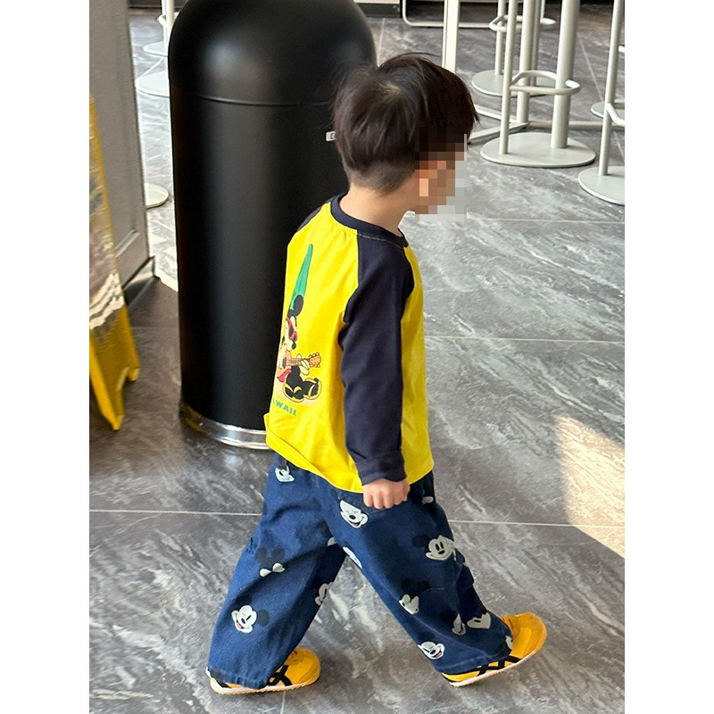 Детская одежда в корейском стиле, футболки с длинными рукавами для мальчиков, красивая весенняя одежда, новинка 2025 года, повседневные детские крутые и красивые повседневные топы в тон