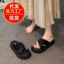 一脚蹬2026新款法式山茶花外穿一字拖女士厚底增高套趾软底沙滩拖